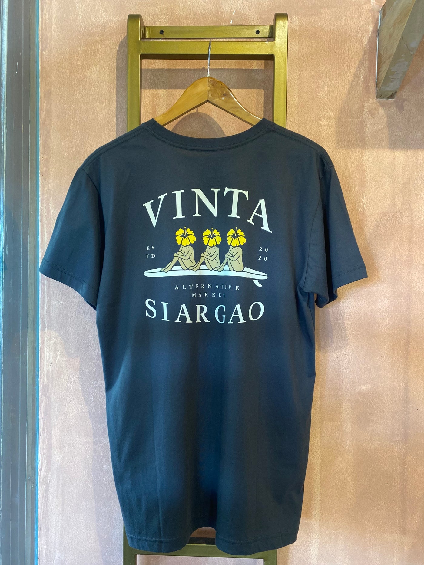 Vinta Men's T-Shirt - 3 Surfer Girls Black