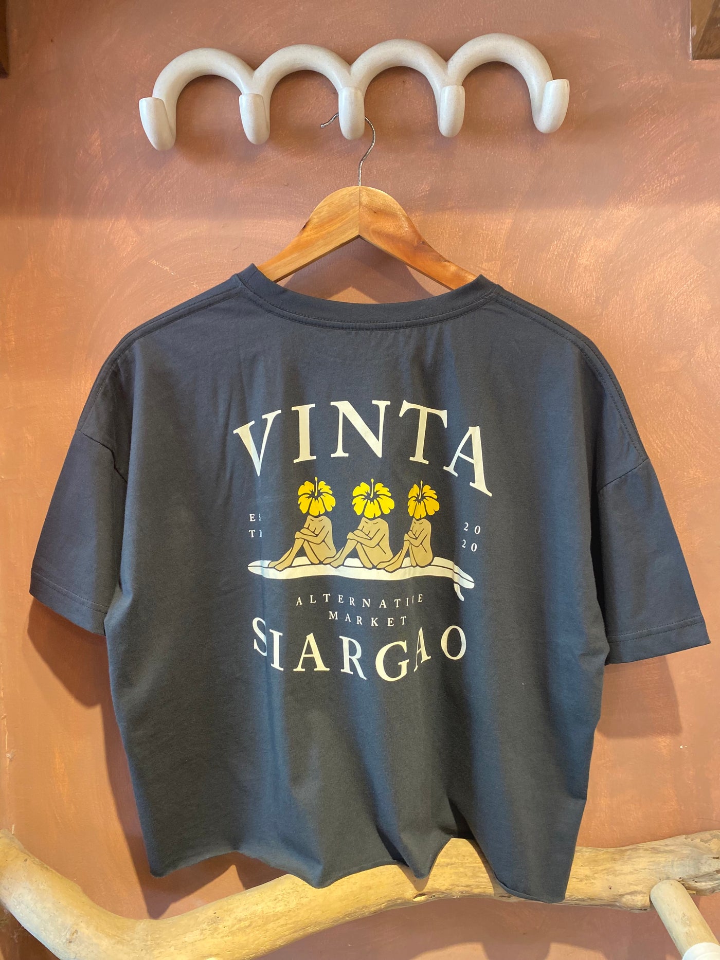 Vinta Women's T-Shirt - 3 Surfer Girls Black